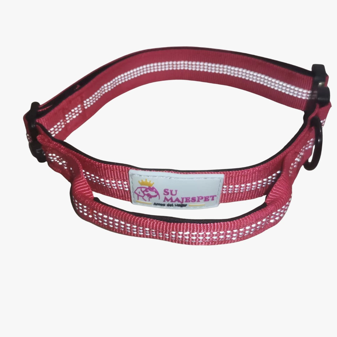 Collar tactico para perros color rosado con asa de control y etiqueta Su Majespet visible
